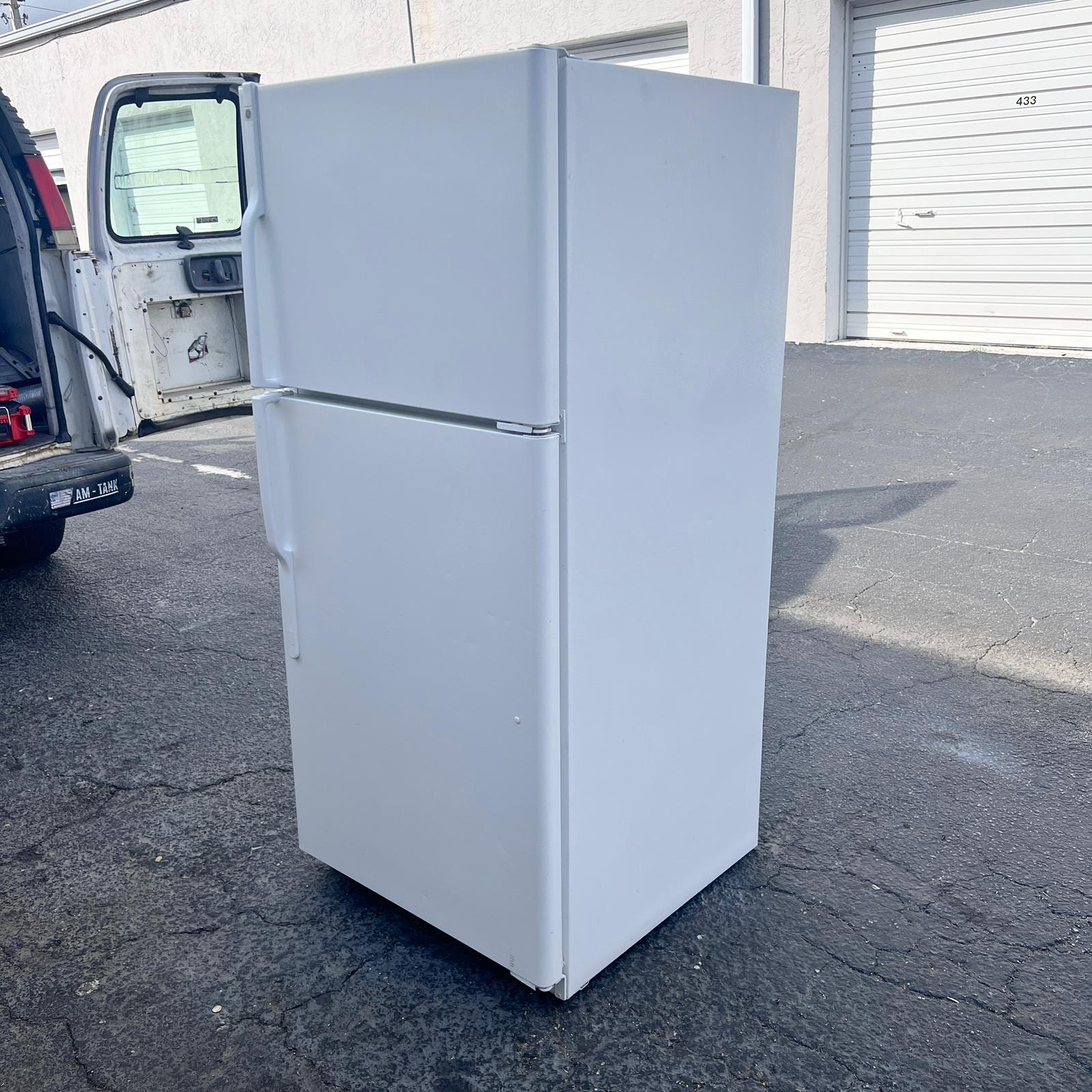 GE Top and Bottom Refrigerator GE Top and Bottom Refrigerator